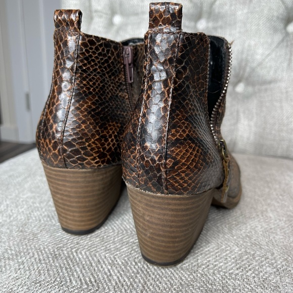 Corkys Boutique Block Heel Shoes Booties Women’s EU 37 Vegan Snakeskin 6.5 - Picture 2 of 4
